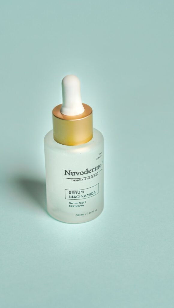 Orden correcto de rutina skincare: niacinamida, ácido hialurónico y crema hidratante sobre superficie beige